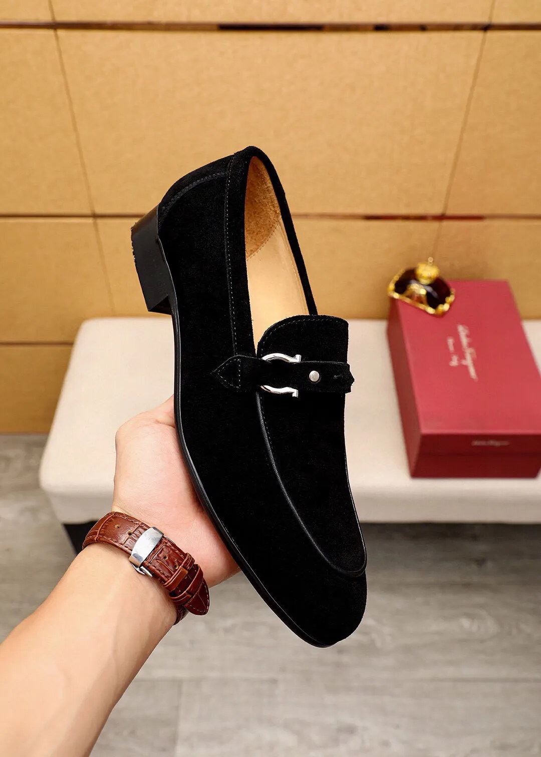 Men's shoes 💰460 💐 Product trademark: Ferragamo "Ferragamo" casual leather shoes Regular size: 38-44 (45.46.47🉑️Customized) Product materials: Selected imported first-layer frosted calfskin upper + luxury hardware buckle, imported water-dyed cow leather lining. Strong three-dimensional visual effect, original outsole color: 2 colors available